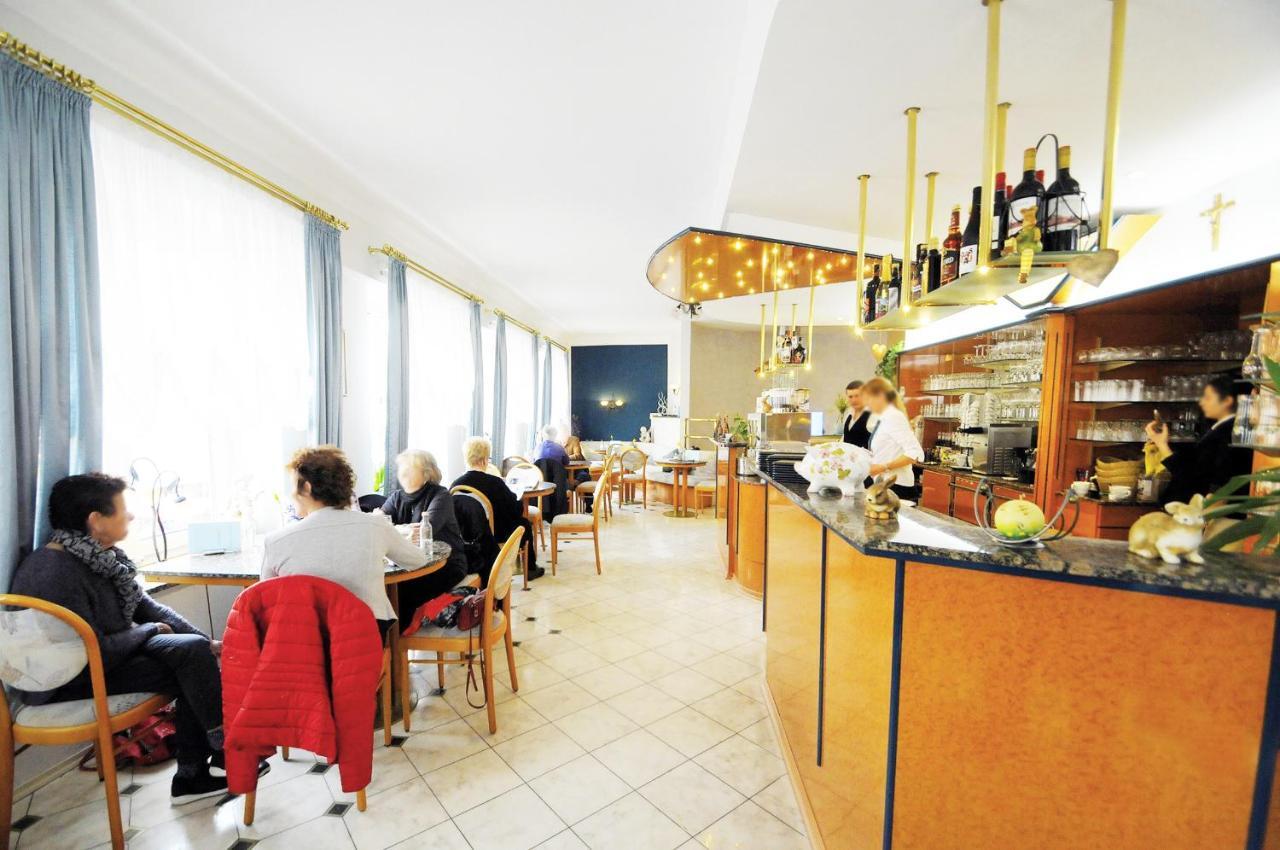 Готель Cafe Am Donautor Кельгайм Екстер'єр фото