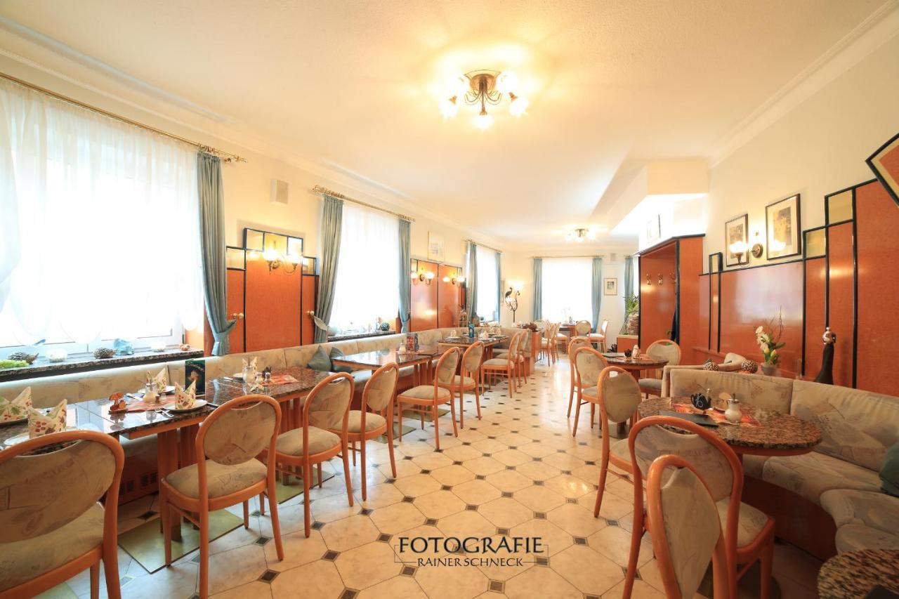 Готель Cafe Am Donautor Кельгайм Екстер'єр фото